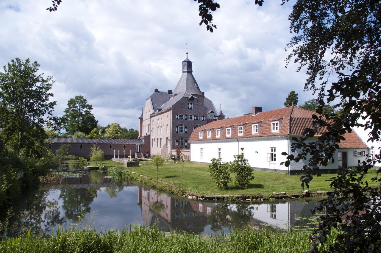 Kasteel Aldenghoor Bed and Breakfast Haelen Exteriör bild